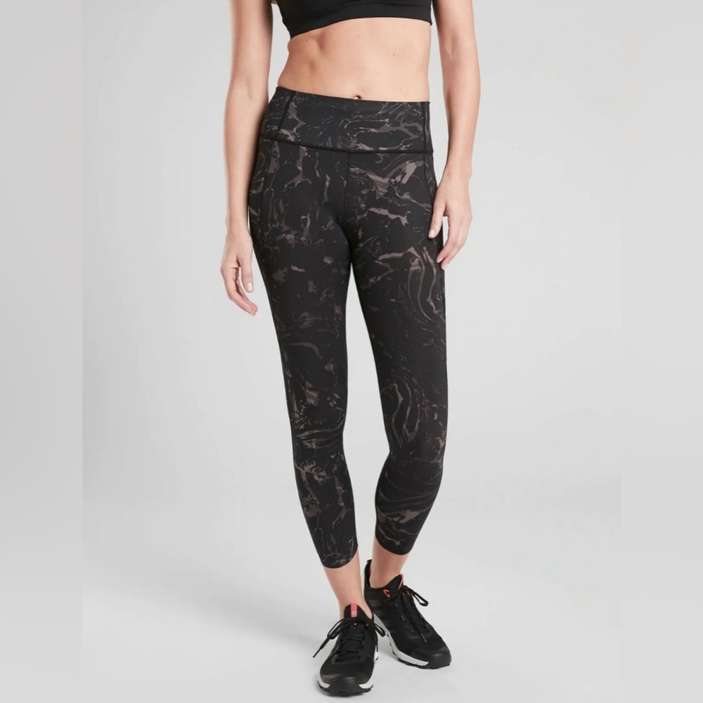Athleta Velocity Stash Pocket Marble 7/8 Tight Leggings in Black Small